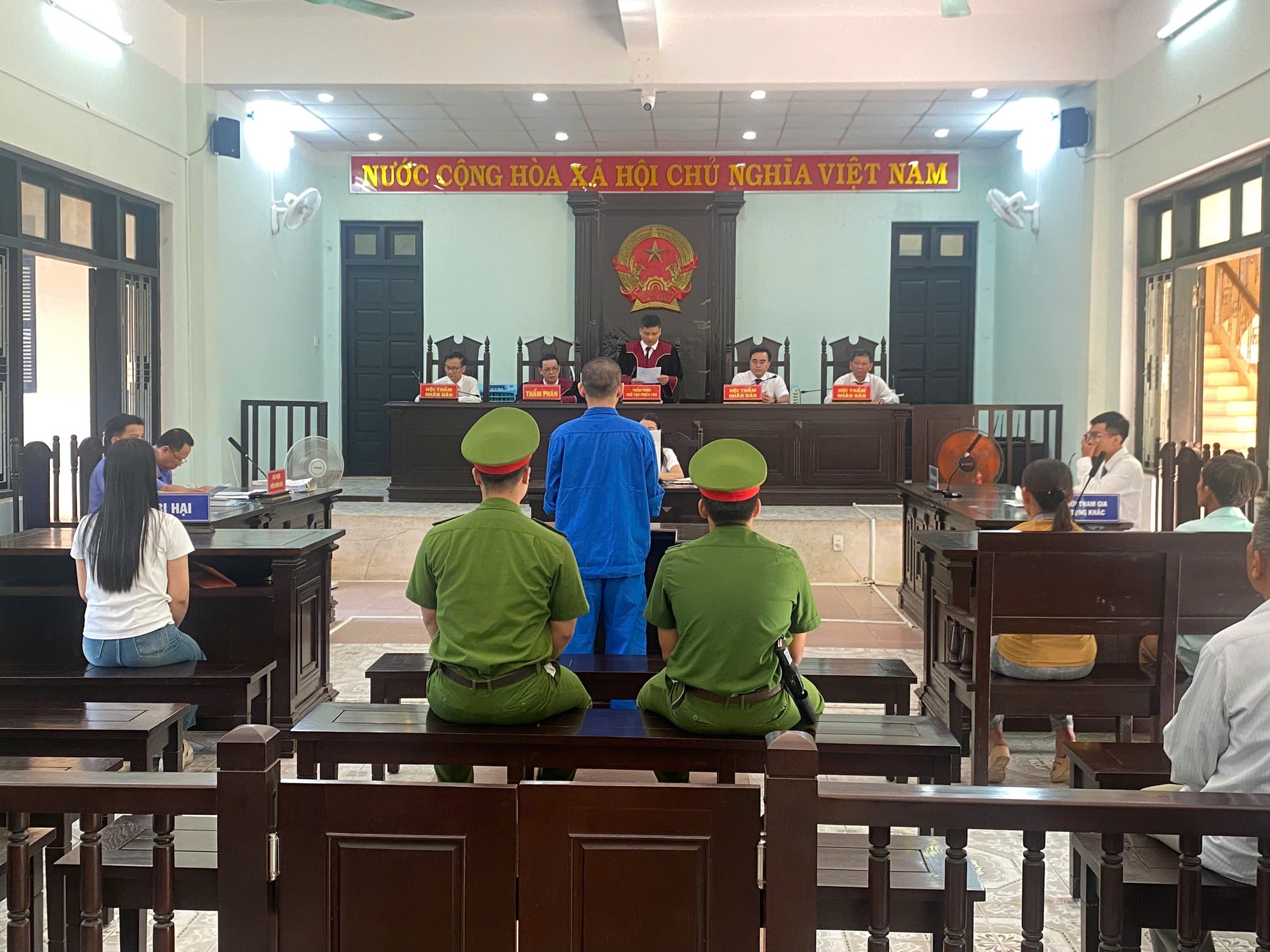 Nghĩ quẩn, người đàn ông ở TP Huế muốn được “giải thoát” cùng con gái 7 tháng tuổi- Ảnh 1.