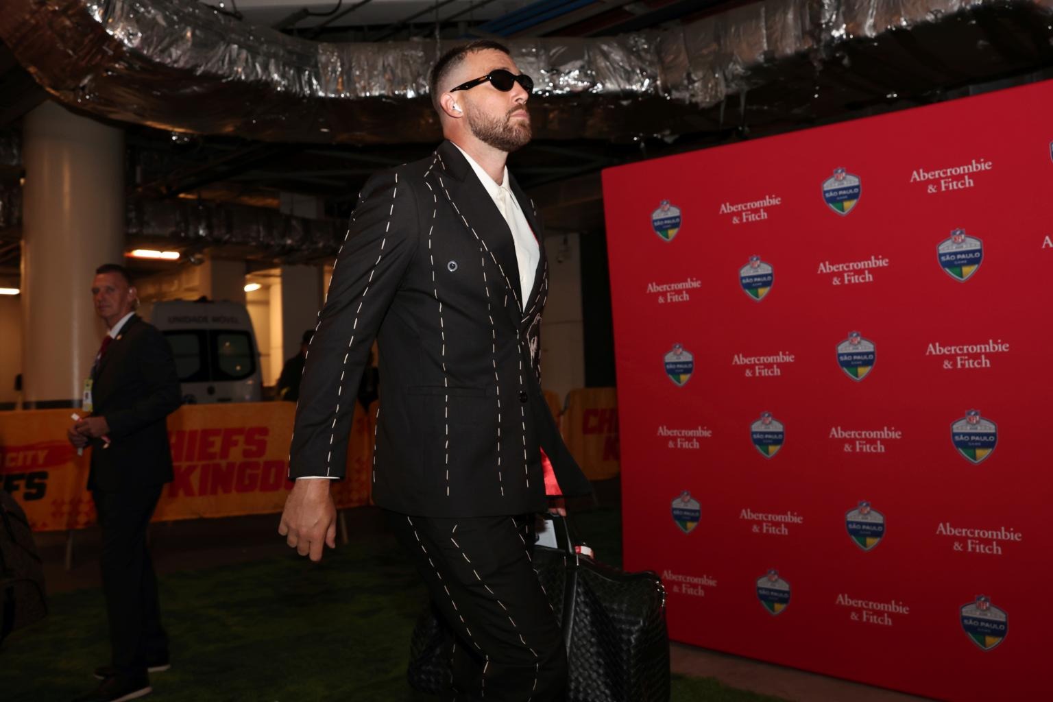 Travis Kelce lộ diện sau lời cầu hôn triệu đô, bảnh thế này bảo sao Taylor Swift mê mệt!- Ảnh 3.