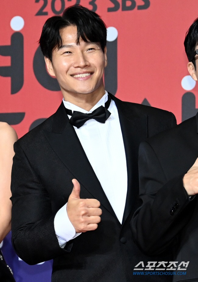 Kim Jong Kook cưới gấp, chặn mọi hình ảnh vì cô dâu 