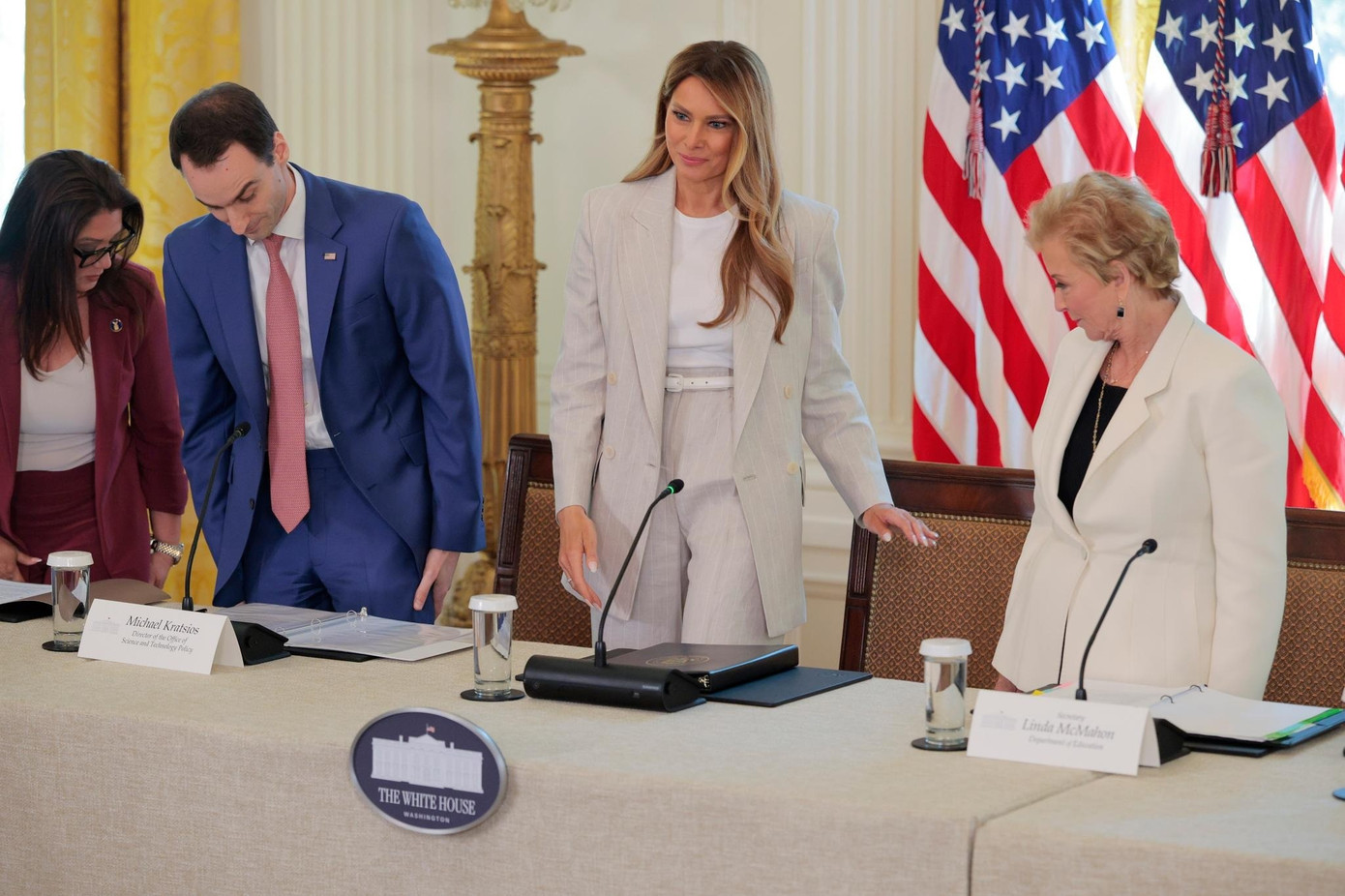 Phong cách quyền lực của bà Melania Trump- Ảnh 2.