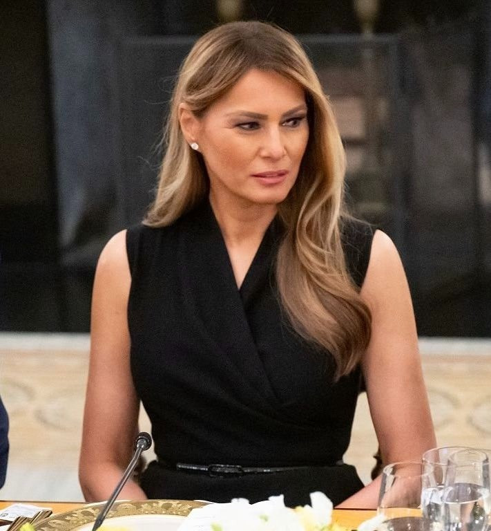 Phong cách quyền lực của bà Melania Trump- Ảnh 4.