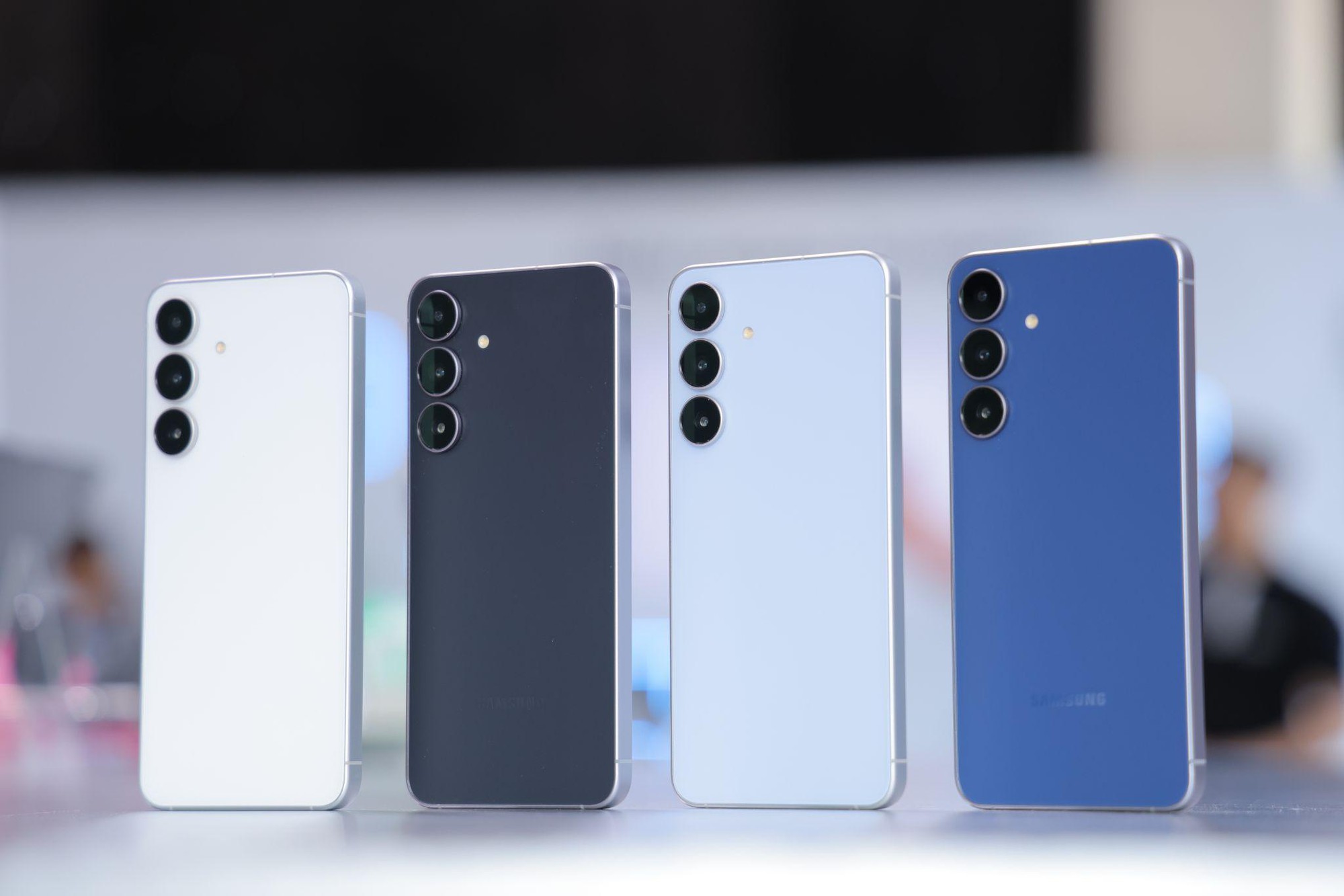 Người dùng đòi: “Tôi muốn vừa đẹp vừa mạnh”- Samsung chiều lòng với Galaxy S25 FE- Ảnh 1.
