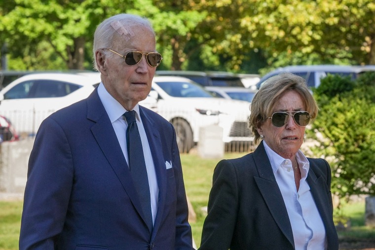 Đang điều trị ung thư tuyến tiền liệt, ông Joe Biden phẫu thuật ung thư da- Ảnh 1.