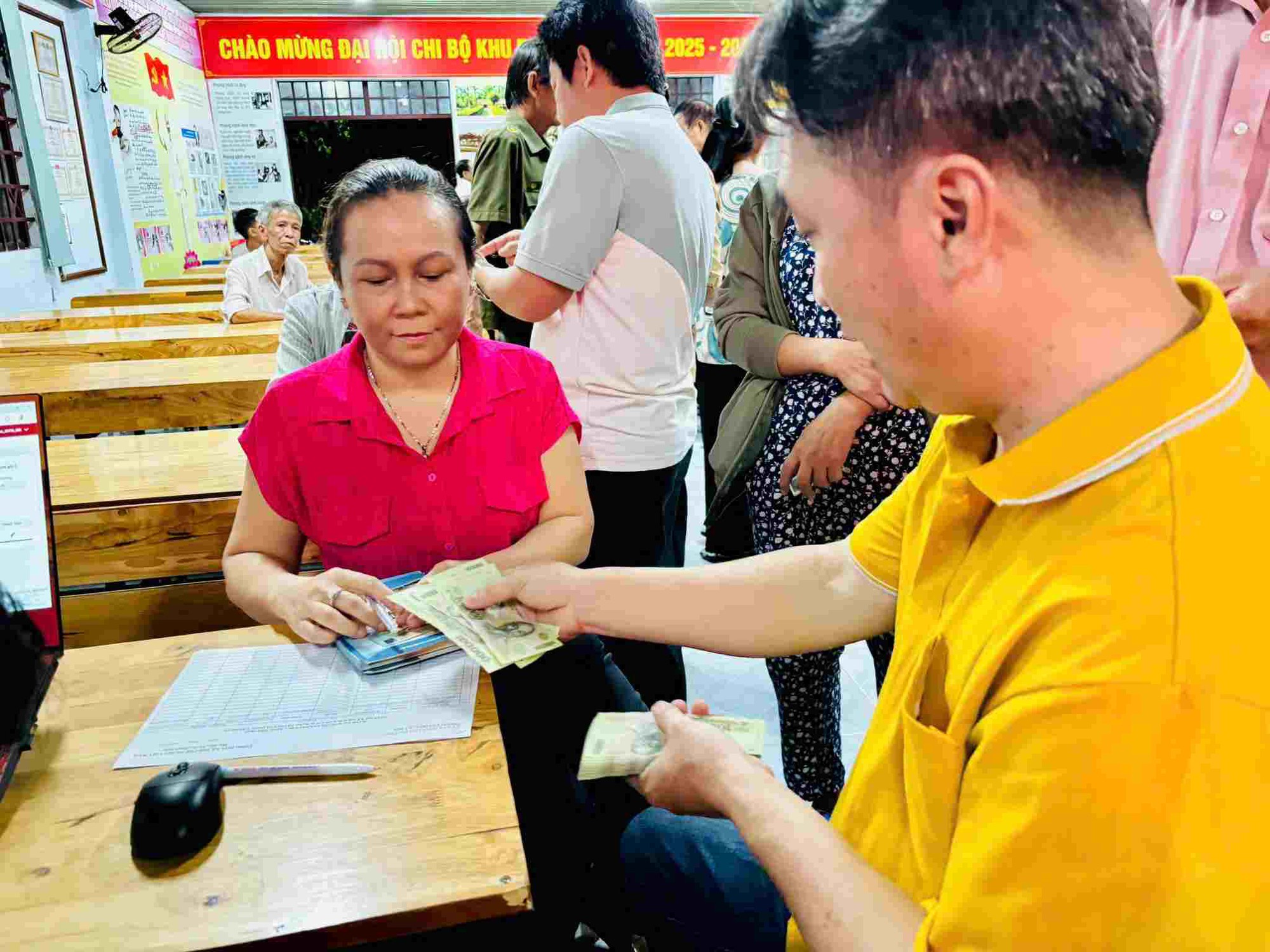 Kho bạc Nhà nước đã chi 10.700,3 tỉ đồng tặng quà Quốc khánh, công bố ngày tặng quà đợt 2 cho người chưa được chi trả- Ảnh 1.