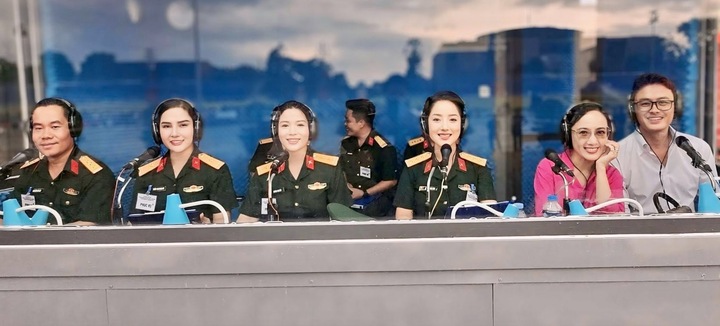 Sắc vóc không kém hoa hậu của Thiếu tá làm MC thuyết minh ở đại lễ 30/4 và 2/9- Ảnh 1.