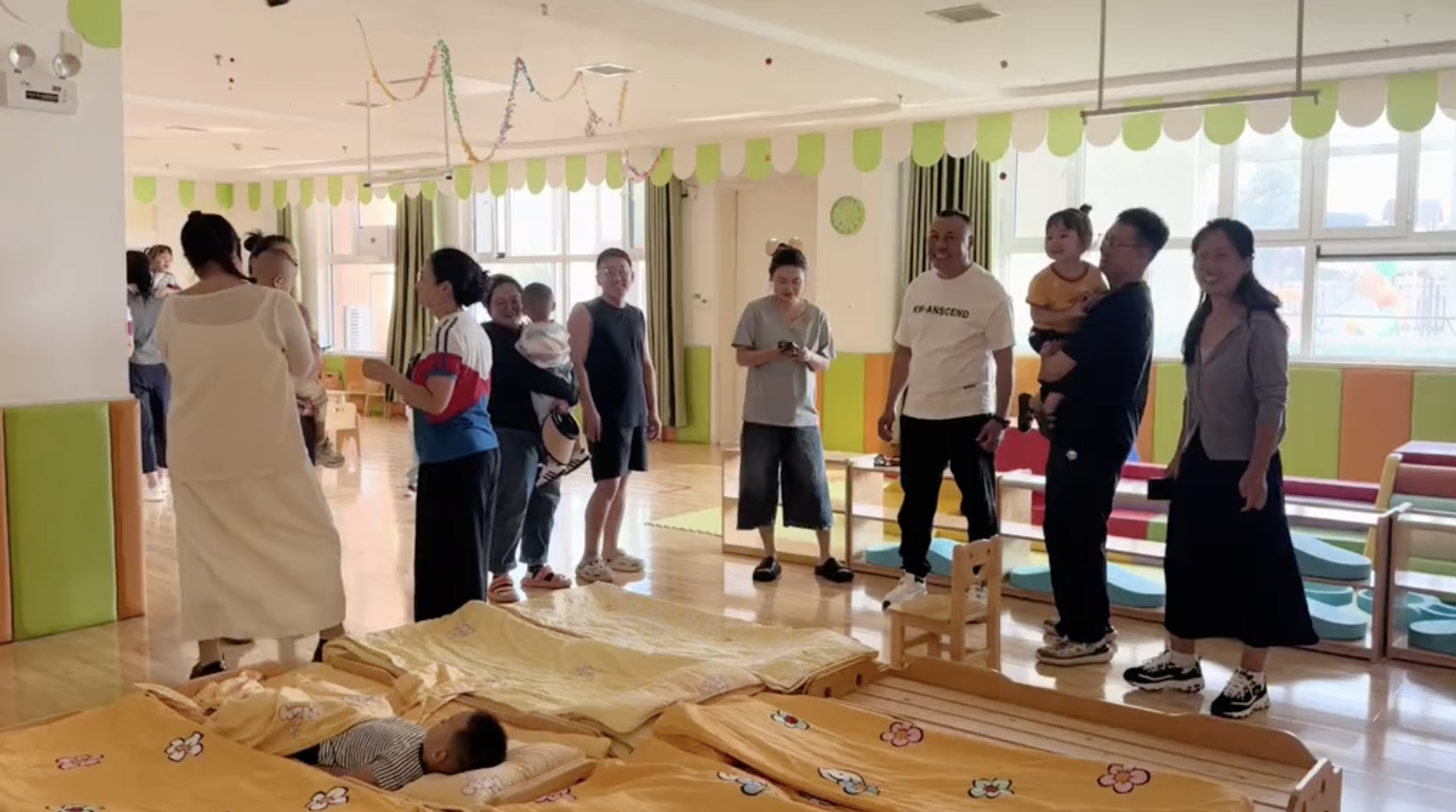 Con ngày đầu đi học mầm non mà thế này thì phụ huynh tha hồ yên tâm!- Ảnh 1.