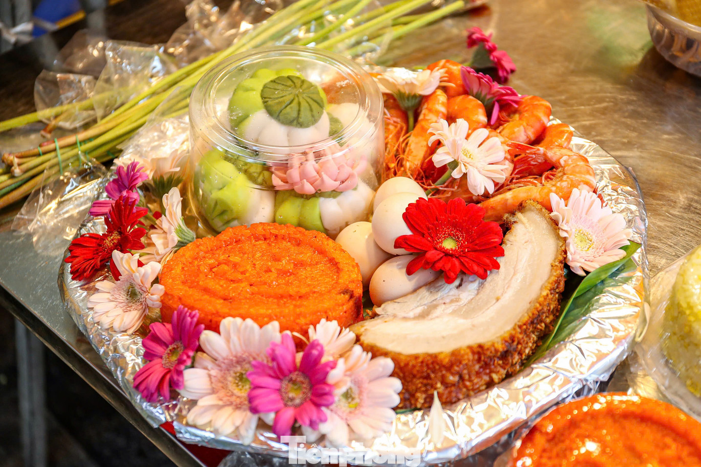Chợ “nhà giàu” Hà Nội sáng Rằm tháng 7: Gà ngậm hoa hồng giá nửa triệu đồng một con- Ảnh 13.