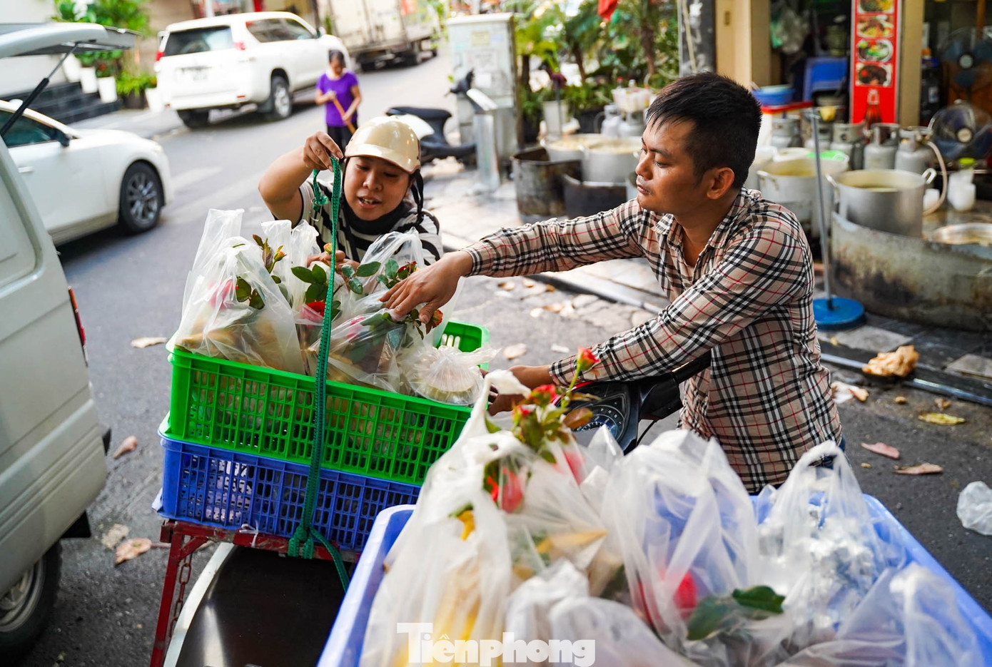 Chợ “nhà giàu” Hà Nội sáng Rằm tháng 7: Gà ngậm hoa hồng giá nửa triệu đồng một con- Ảnh 14.