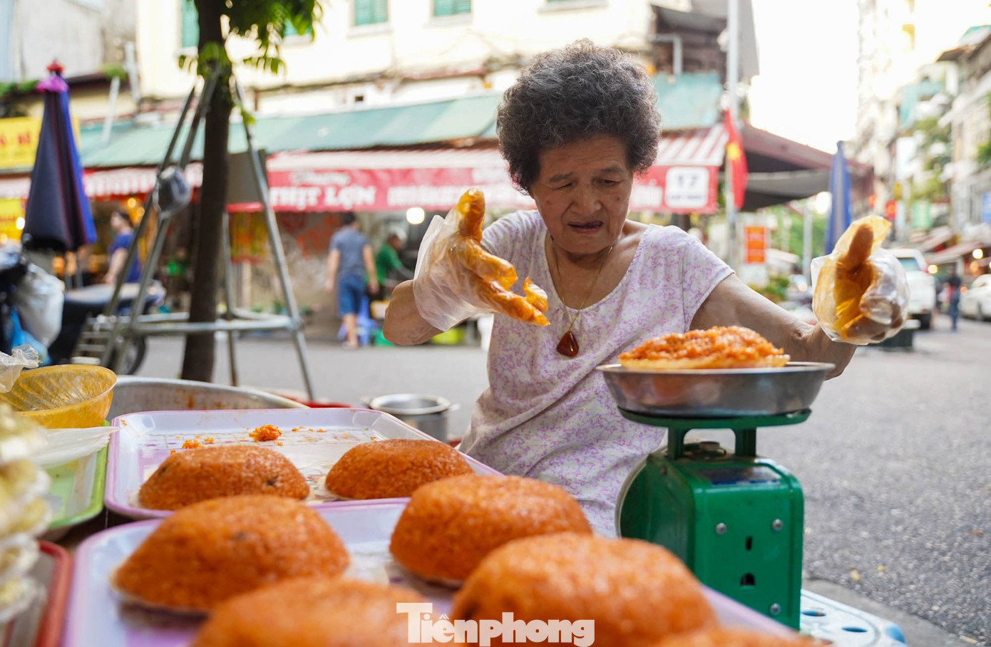 Chợ “nhà giàu” Hà Nội sáng Rằm tháng 7: Gà ngậm hoa hồng giá nửa triệu đồng một con- Ảnh 8.