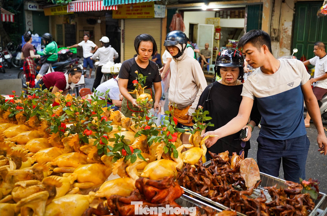 Chợ “nhà giàu” Hà Nội sáng Rằm tháng 7: Gà ngậm hoa hồng giá nửa triệu đồng một con- Ảnh 4.