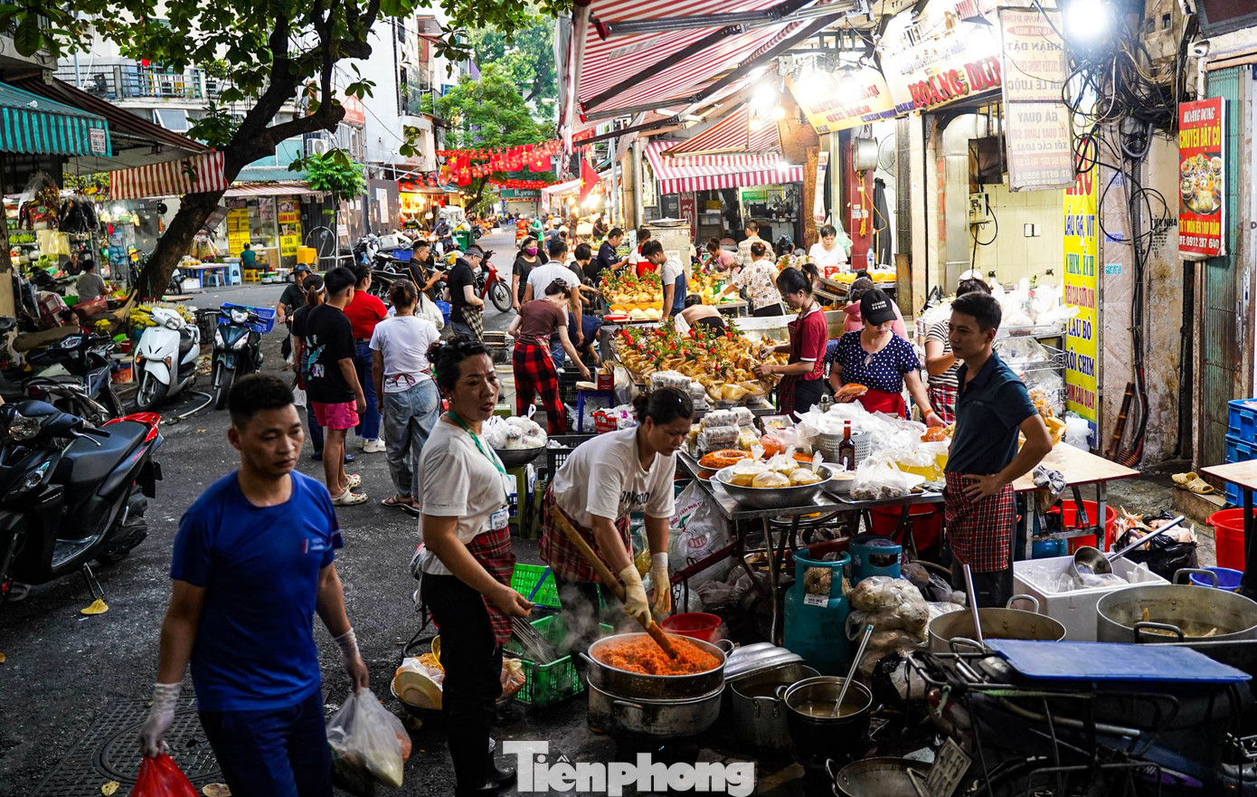 Chợ “nhà giàu” Hà Nội sáng Rằm tháng 7: Gà ngậm hoa hồng giá nửa triệu đồng một con- Ảnh 1.
