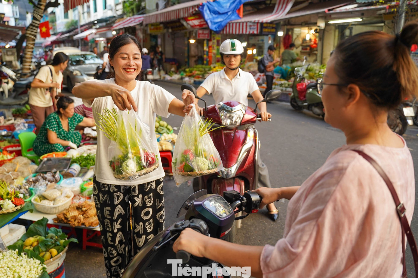 Chợ “nhà giàu” Hà Nội sáng Rằm tháng 7: Gà ngậm hoa hồng giá nửa triệu đồng một con- Ảnh 17.