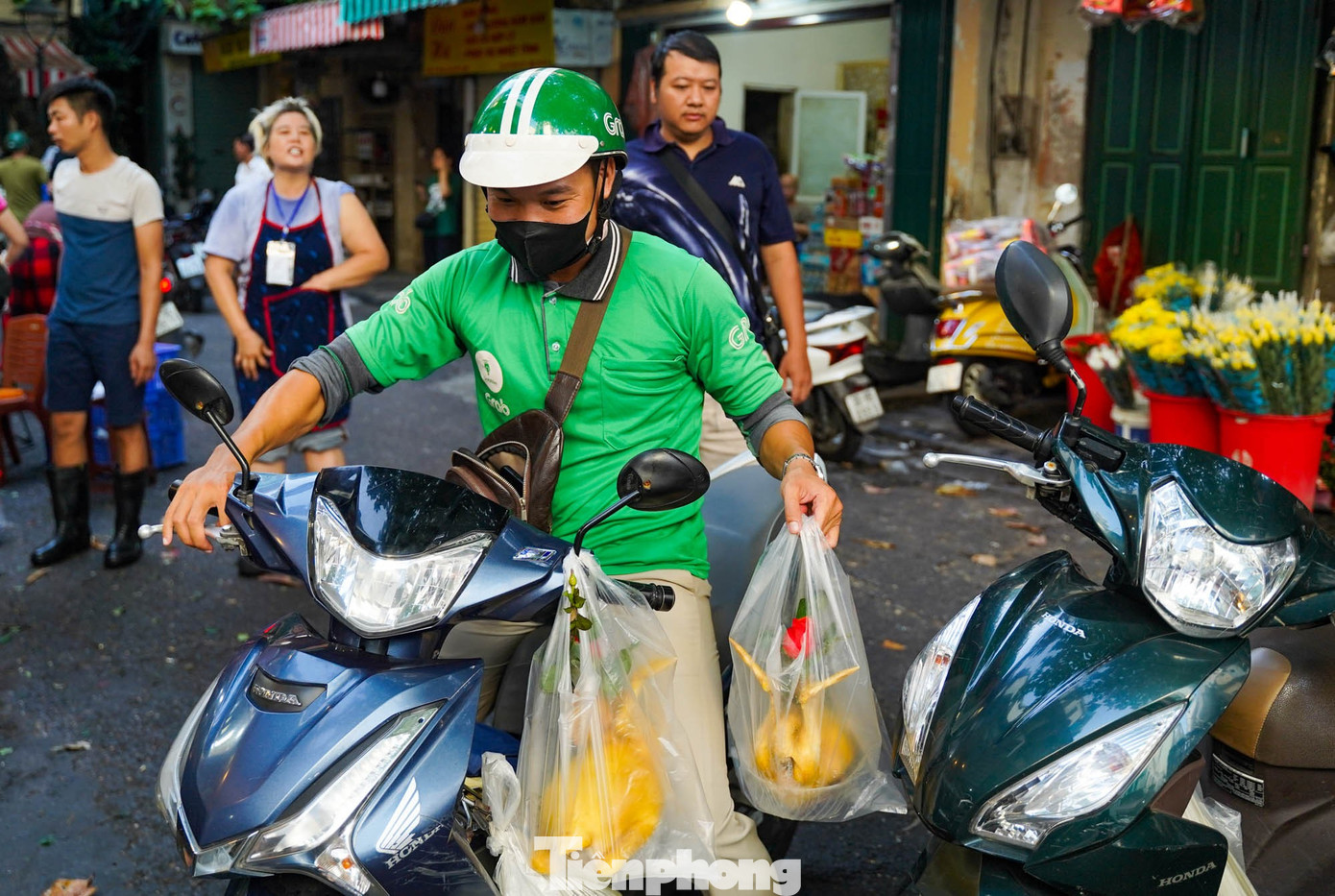 Chợ “nhà giàu” Hà Nội sáng Rằm tháng 7: Gà ngậm hoa hồng giá nửa triệu đồng một con- Ảnh 5.