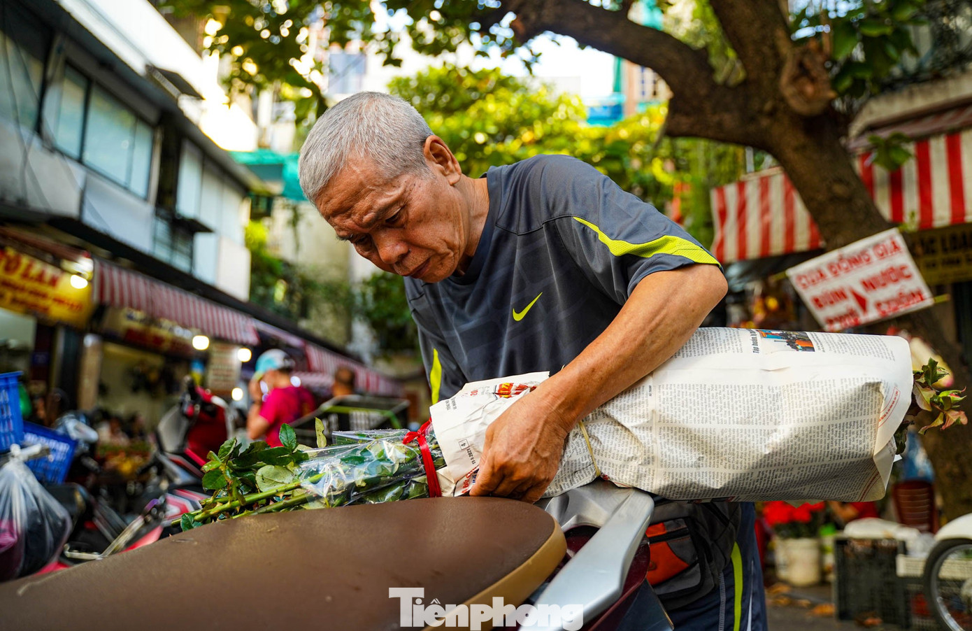 Chợ “nhà giàu” Hà Nội sáng Rằm tháng 7: Gà ngậm hoa hồng giá nửa triệu đồng một con- Ảnh 19.