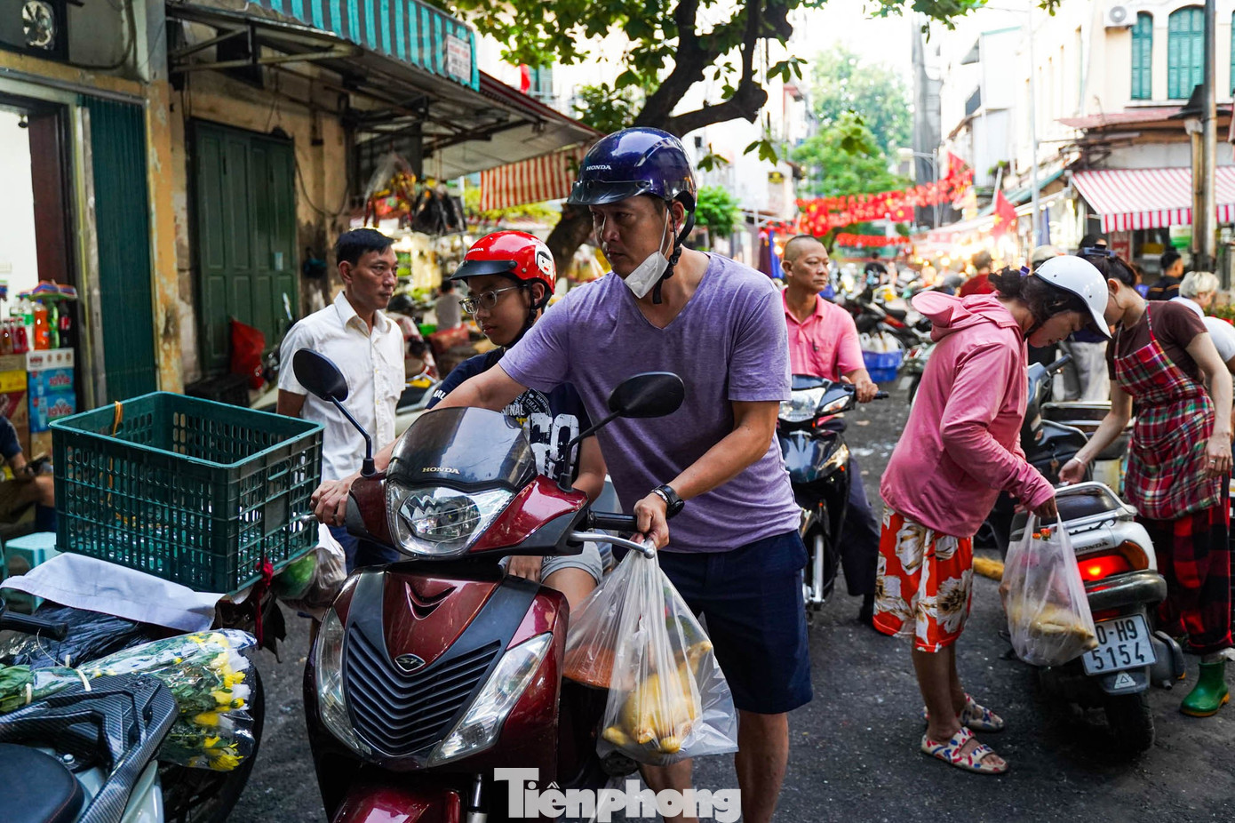 Chợ “nhà giàu” Hà Nội sáng Rằm tháng 7: Gà ngậm hoa hồng giá nửa triệu đồng một con- Ảnh 2.