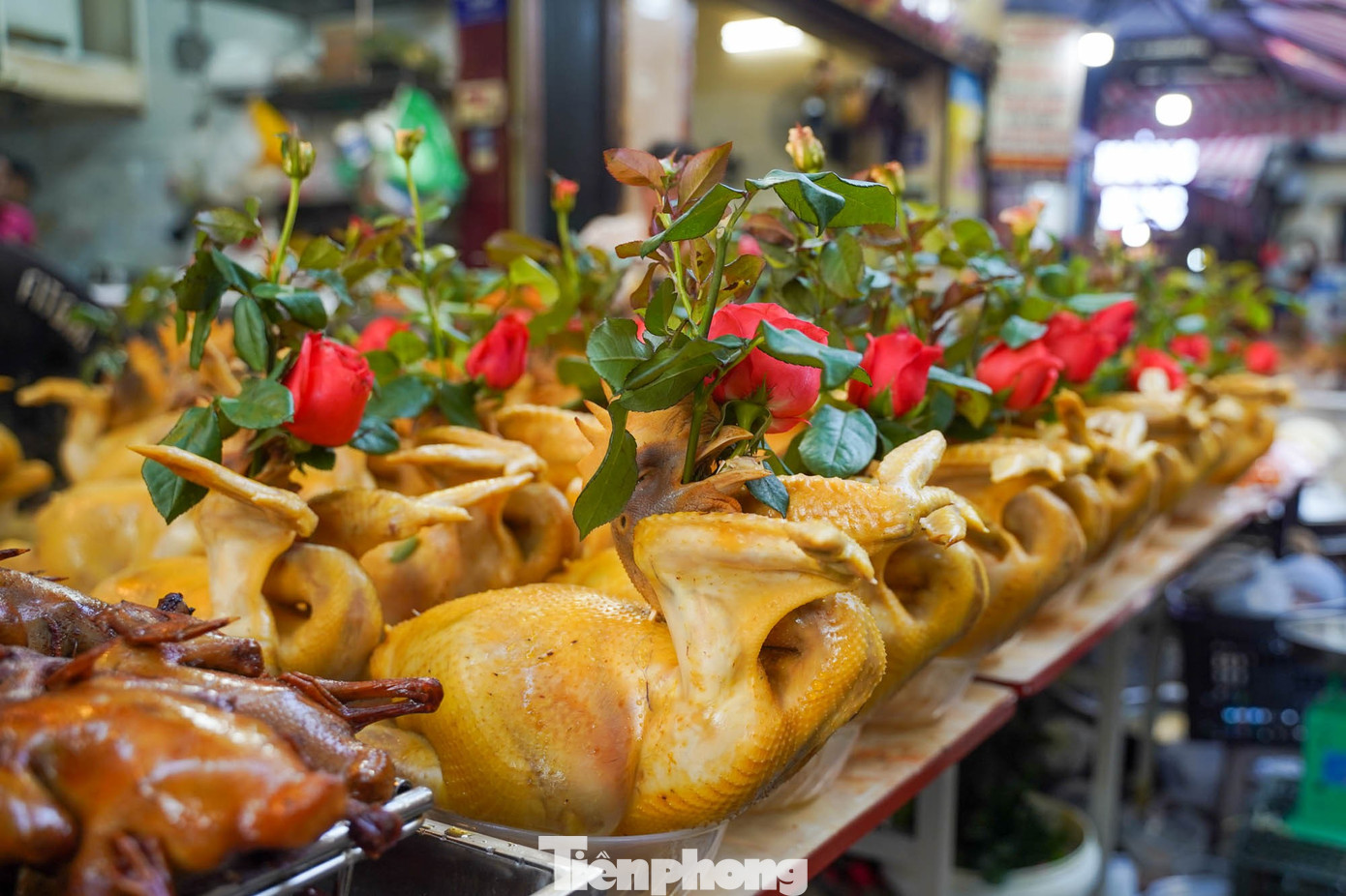 Chợ “nhà giàu” Hà Nội sáng Rằm tháng 7: Gà ngậm hoa hồng giá nửa triệu đồng một con- Ảnh 3.
