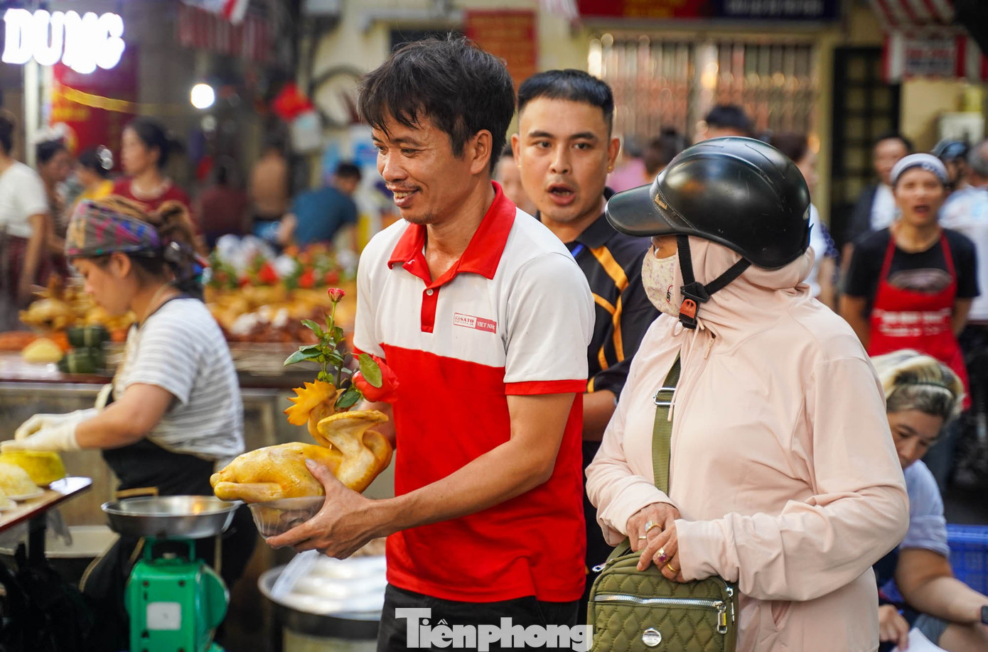 Chợ “nhà giàu” Hà Nội sáng Rằm tháng 7: Gà ngậm hoa hồng giá nửa triệu đồng một con- Ảnh 7.