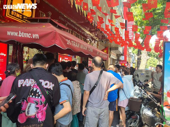 Trăm người xếp hàng chờ mua vàng giá đắt chưa từng có- Ảnh 5.
