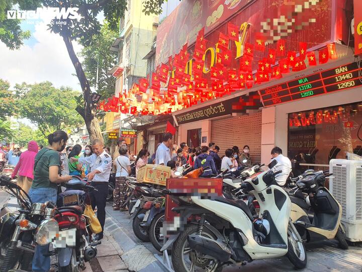 Trăm người xếp hàng chờ mua vàng giá đắt chưa từng có- Ảnh 10.