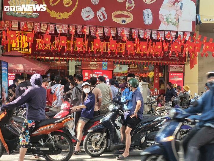 Trăm người xếp hàng chờ mua vàng giá đắt chưa từng có- Ảnh 7.