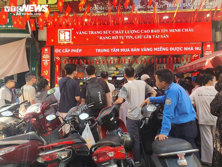 Trăm người xếp hàng chờ mua vàng giá đắt chưa từng có- Ảnh 9.