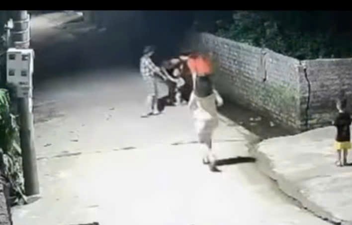 VIDEO: Bé trai 4 tuổi nhanh trí hô hoán người lớn cứu em 2 tuổi rơi xuống mương nước- Ảnh 1.