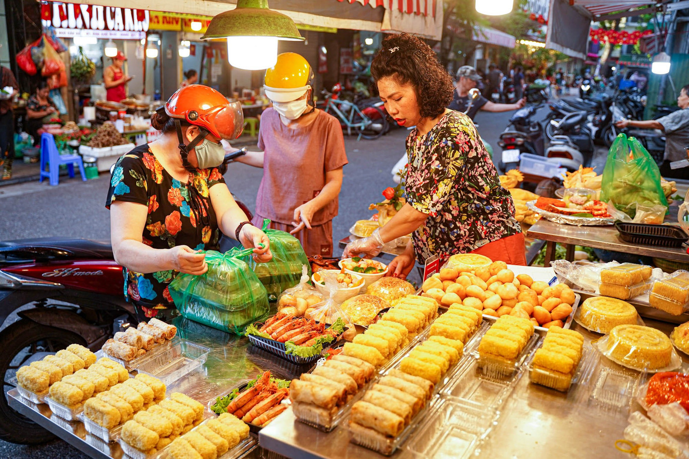 Chợ “nhà giàu” Hà Nội sáng Rằm tháng 7: Gà ngậm hoa hồng giá nửa triệu đồng một con- Ảnh 10.