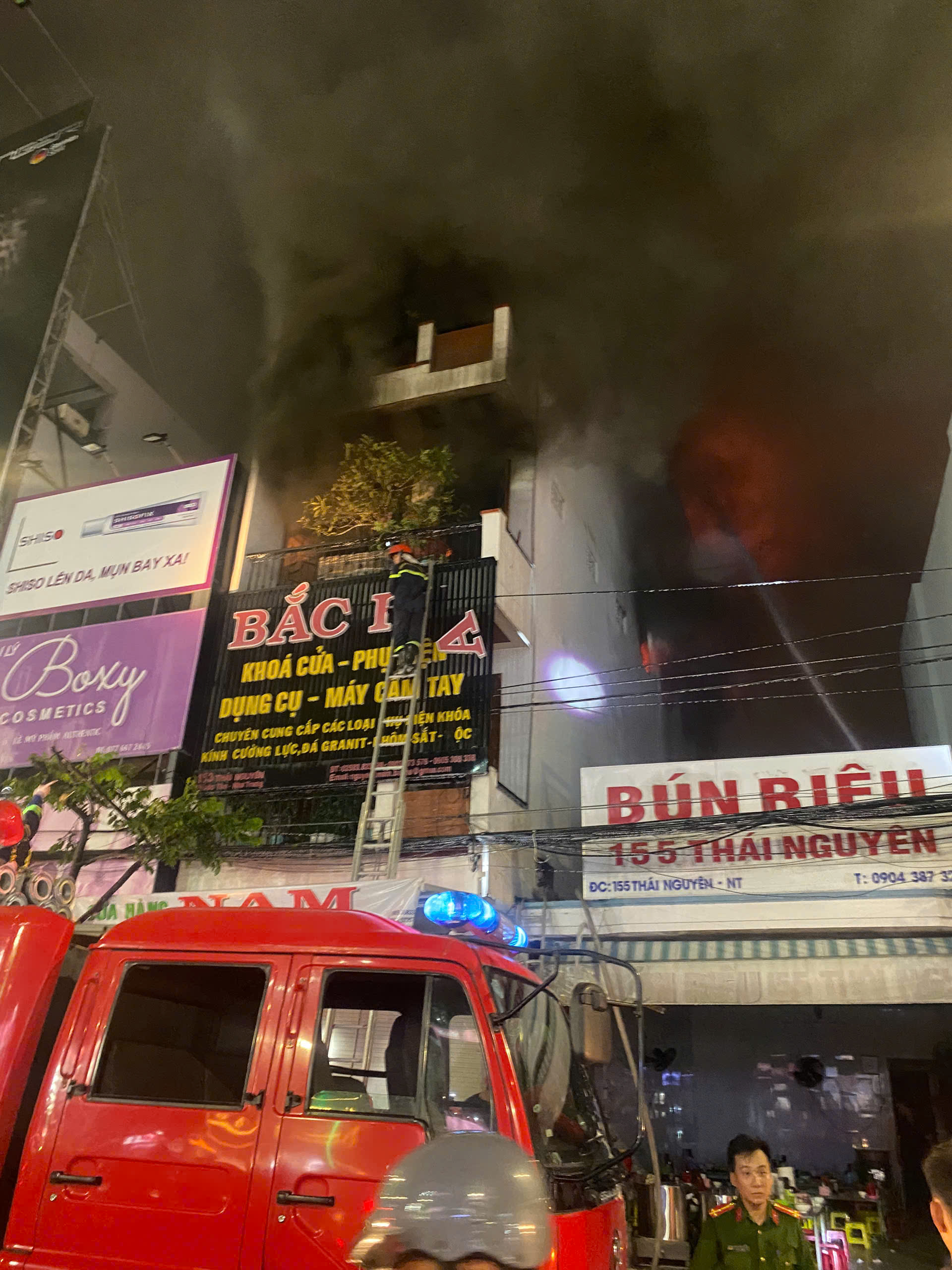 Lửa đang cháy dữ dội tại ngôi nhà 5 tầng ở Nha Trang, thương vong hiện chưa xác định- Ảnh 1.