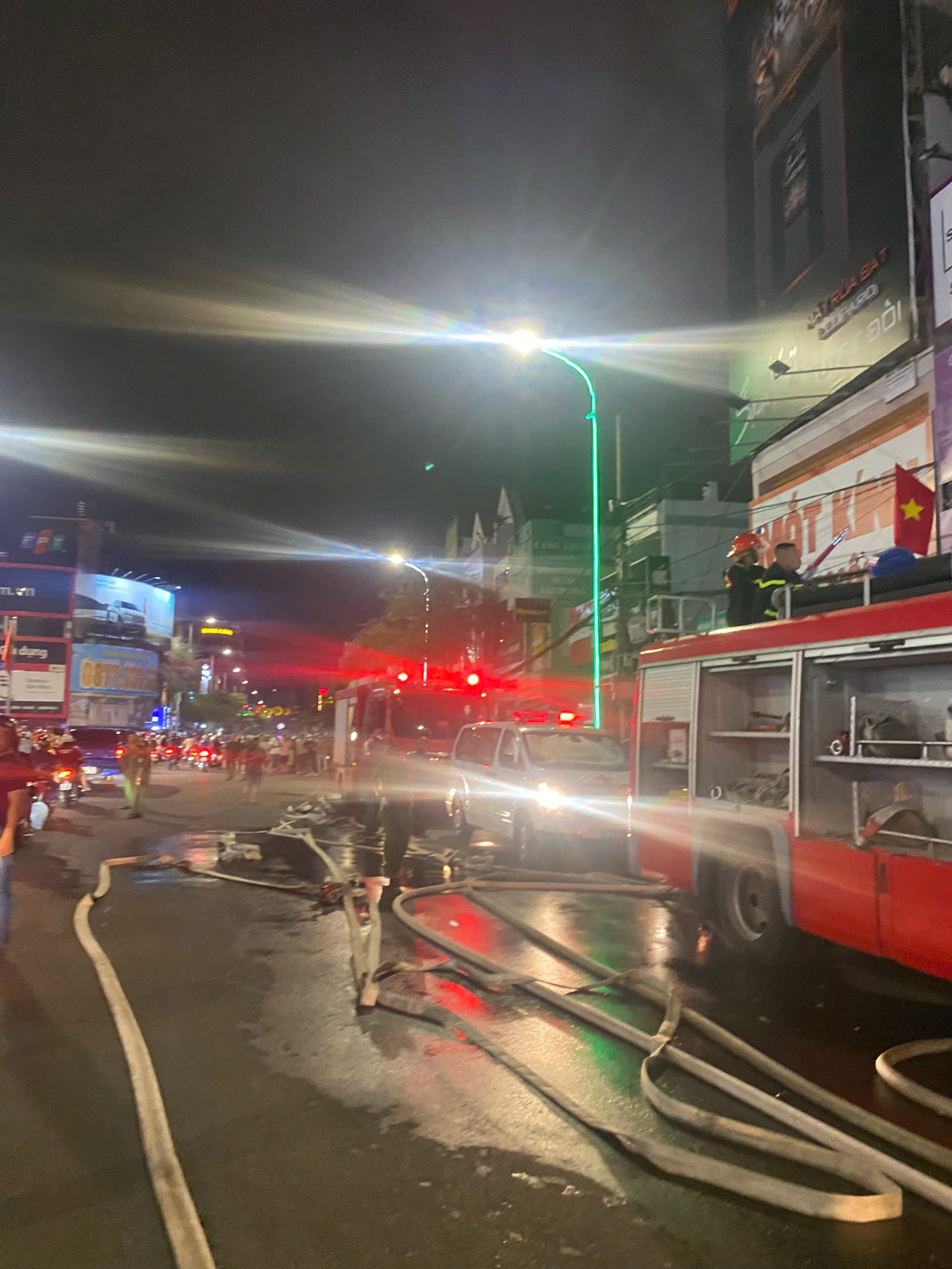Lửa đang cháy dữ dội tại ngôi nhà 5 tầng ở Nha Trang, thương vong hiện chưa xác định- Ảnh 3.
