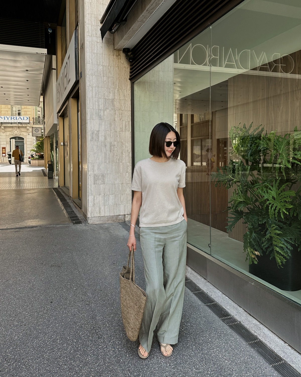 Áo thun và quần ống rộng: 10 cách phối đơn giản mà áp dụng suốt mùa thu vẫn đẹp- Ảnh 2.