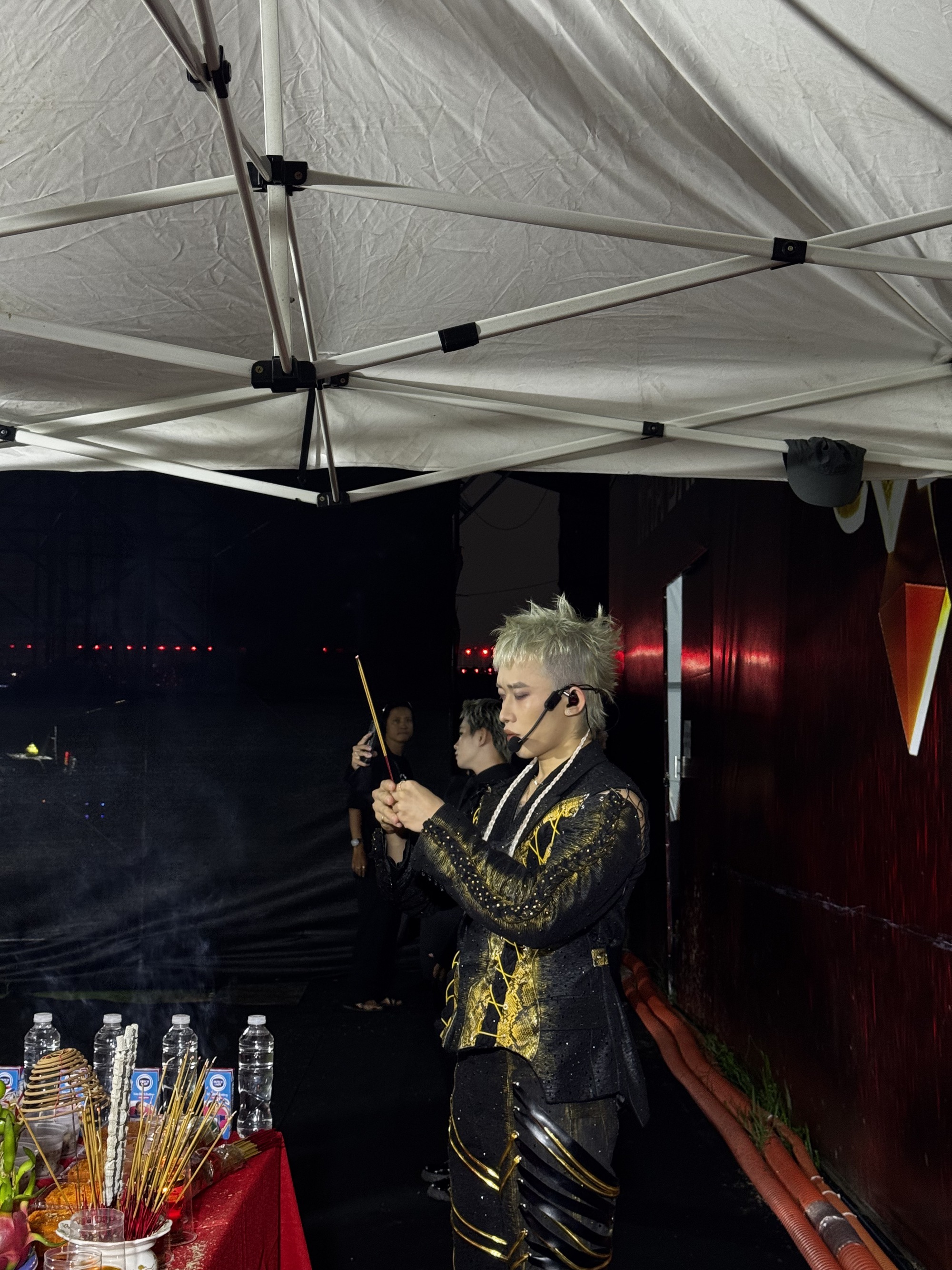 Mâm lễ gây chú ý của ekip Chông Gai ngay trước thềm concert- Ảnh 5.