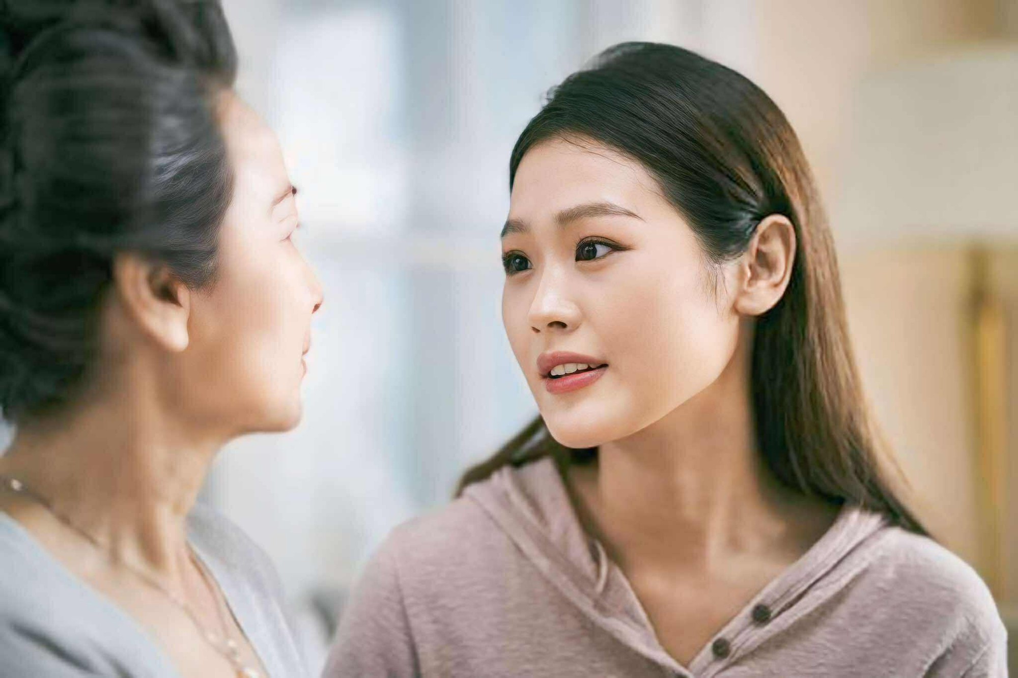 Cuộc gọi của bố mẹ sau khi cho em trai tiền mua nhà khiến tôi nhận ra sự thật về tình yêu thương gia đình!- Ảnh 1.