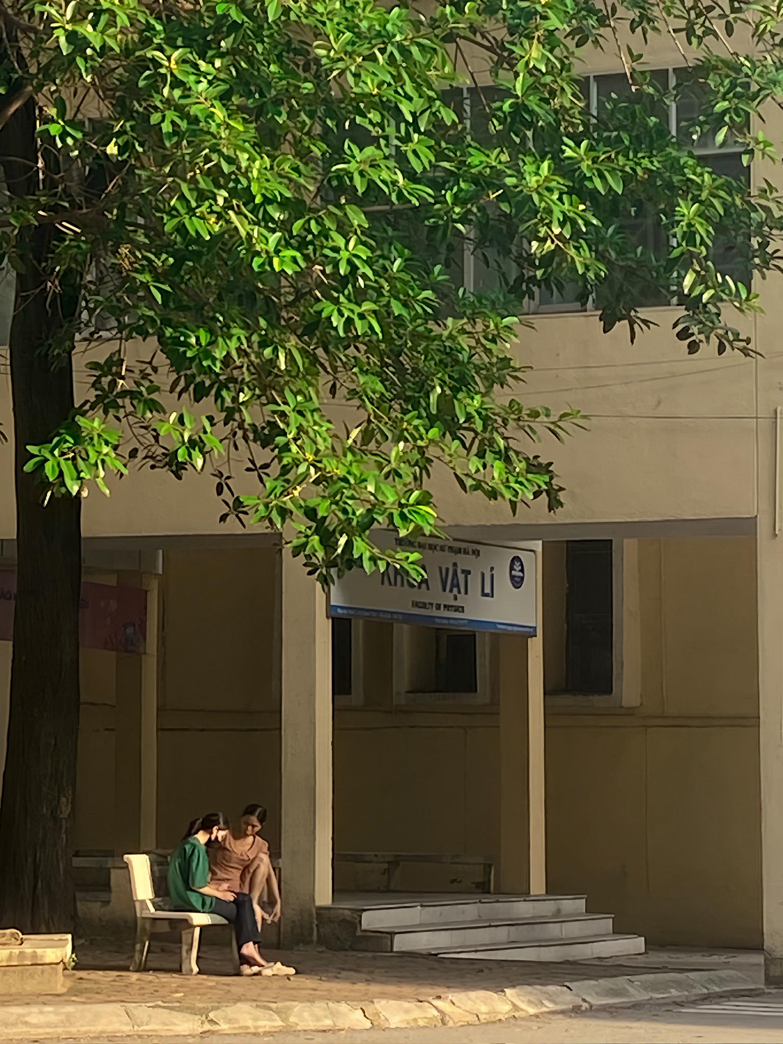Bức ảnh chụp tại góc sân trường ngày nhập học khiến nhiều người cay mắt- Ảnh 1. Bức ảnh chụp tại góc sân trường ngày nhập học khiến nhiều người cay mắt- Ảnh 1.