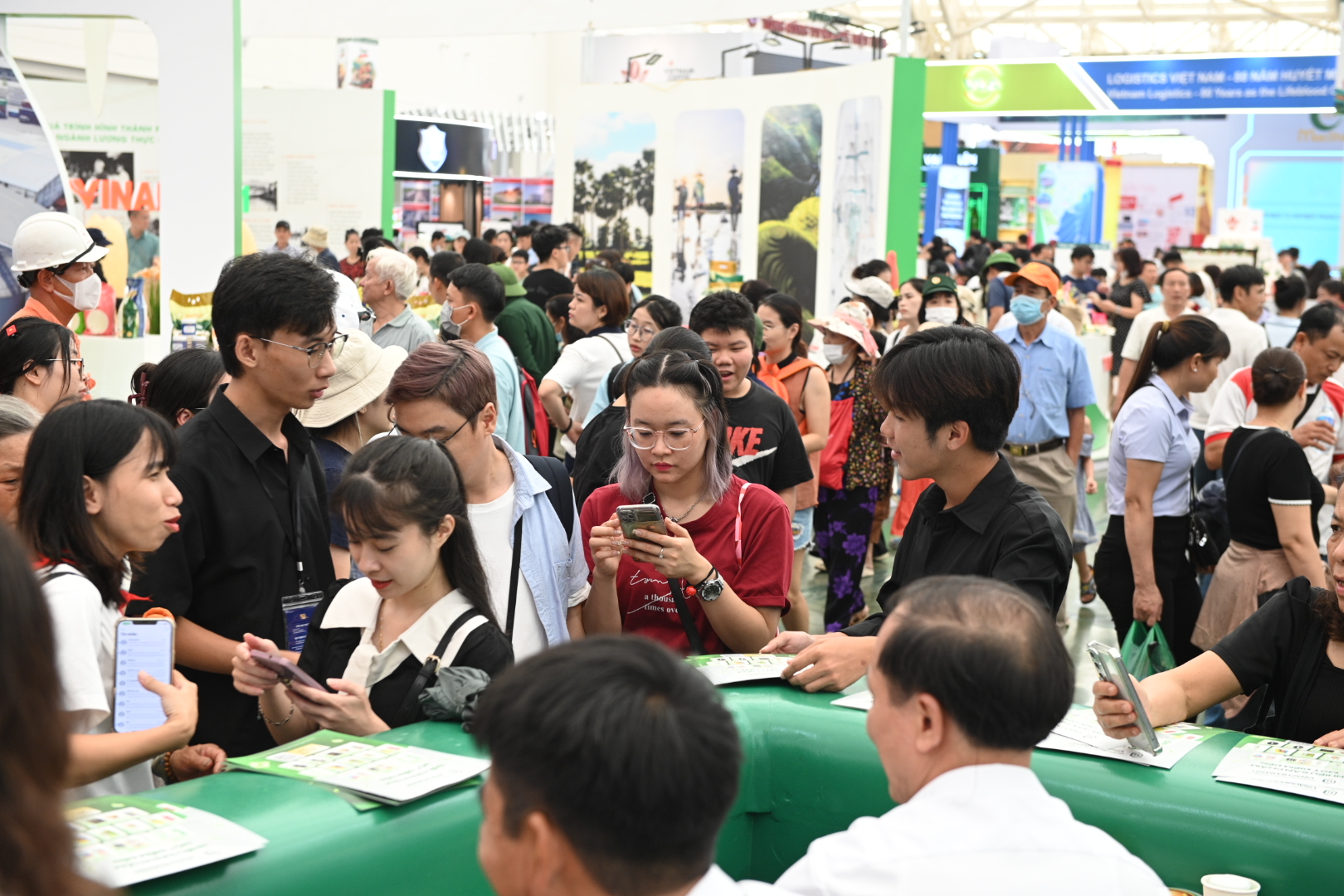 Hot nhất cuối tuần này: Trung tâm triển lãm quốc gia tiếp tục hút khách đông nghịt như đang nghỉ lễ- Ảnh 6.