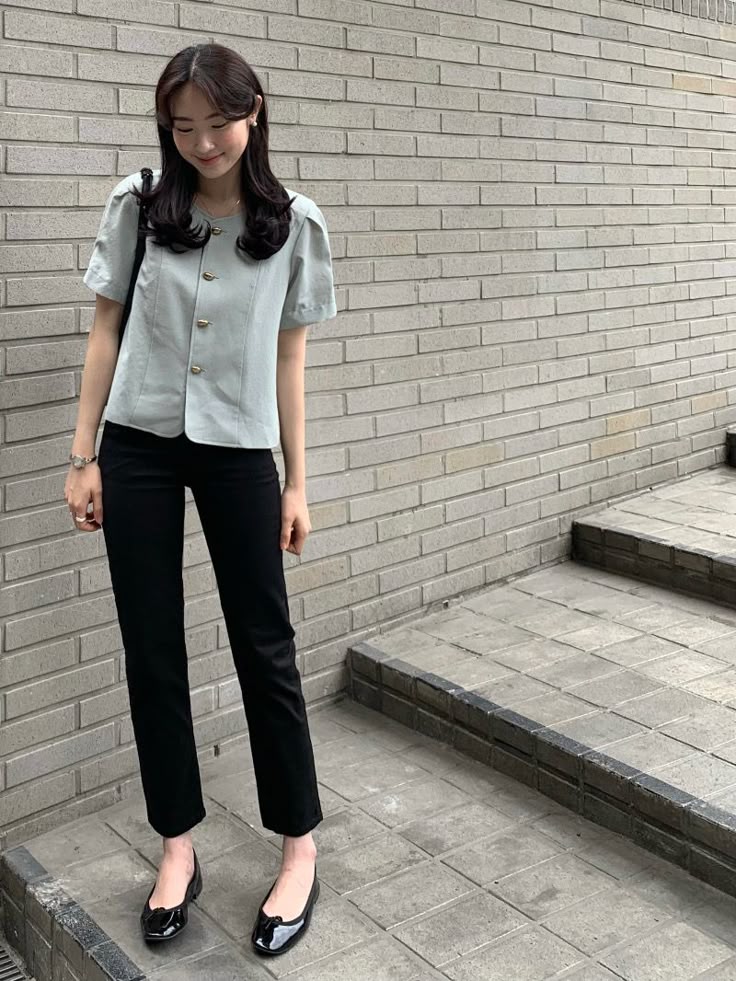 Chiếc quần phổ biến nơi công sở nhưng rất “hại” cho dáng của chị em sau 35- Ảnh 1.