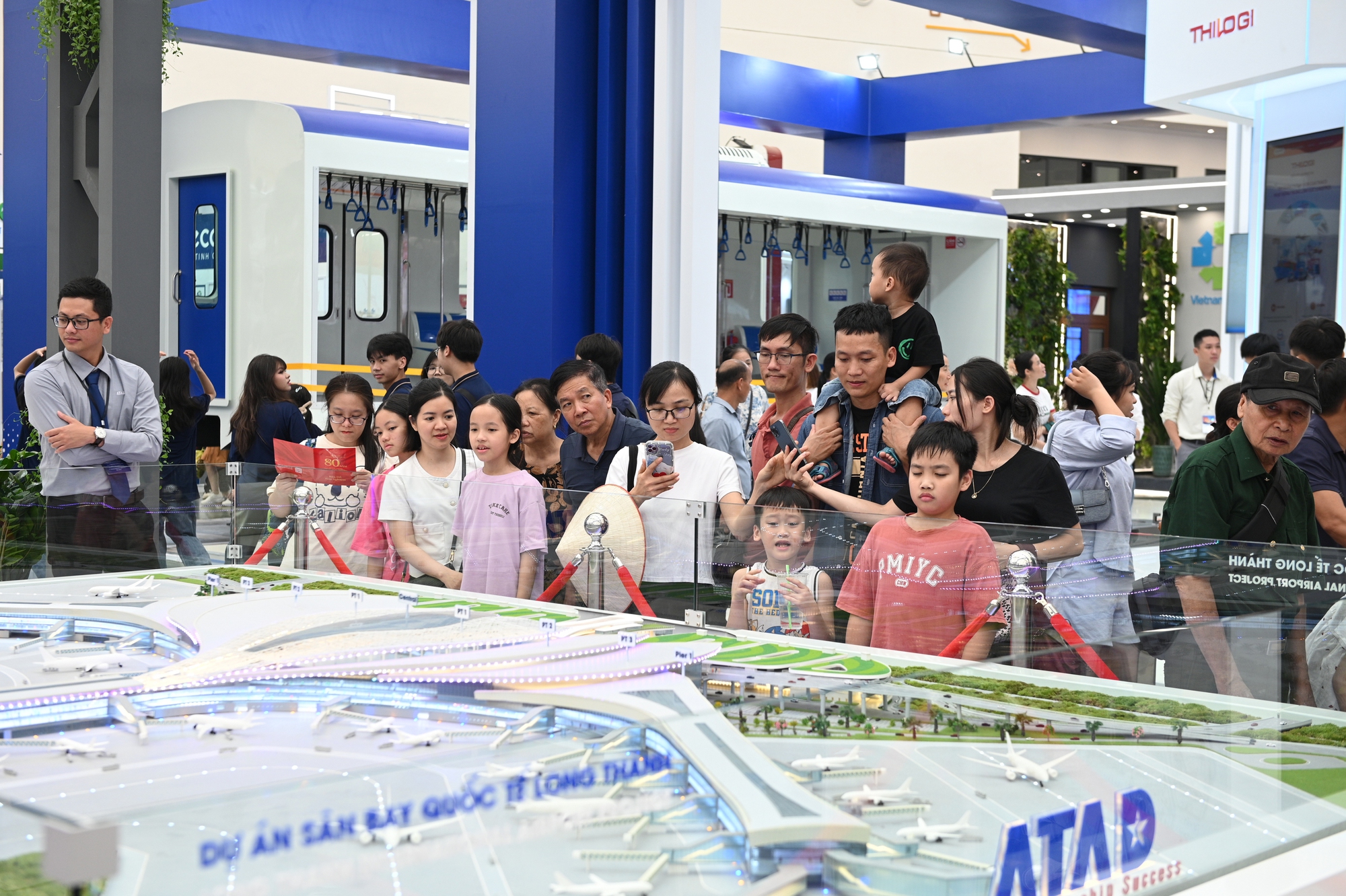 Hot nhất cuối tuần này: Trung tâm triển lãm quốc gia tiếp tục hút khách đông nghịt như đang nghỉ lễ- Ảnh 8.