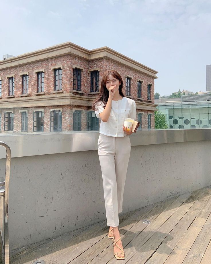 Chiếc quần phổ biến nơi công sở nhưng rất “hại” cho dáng của chị em sau 35- Ảnh 2.