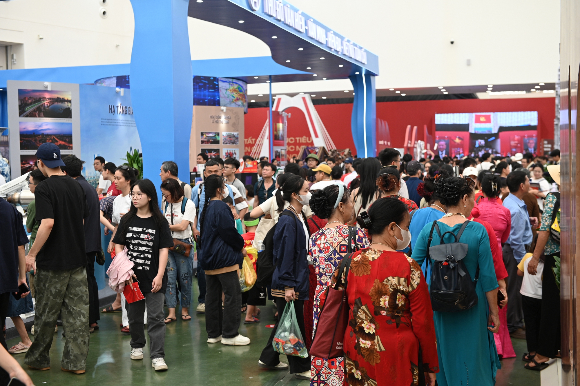 Hot nhất cuối tuần này: Trung tâm triển lãm quốc gia tiếp tục hút khách đông nghịt như đang nghỉ lễ- Ảnh 7.