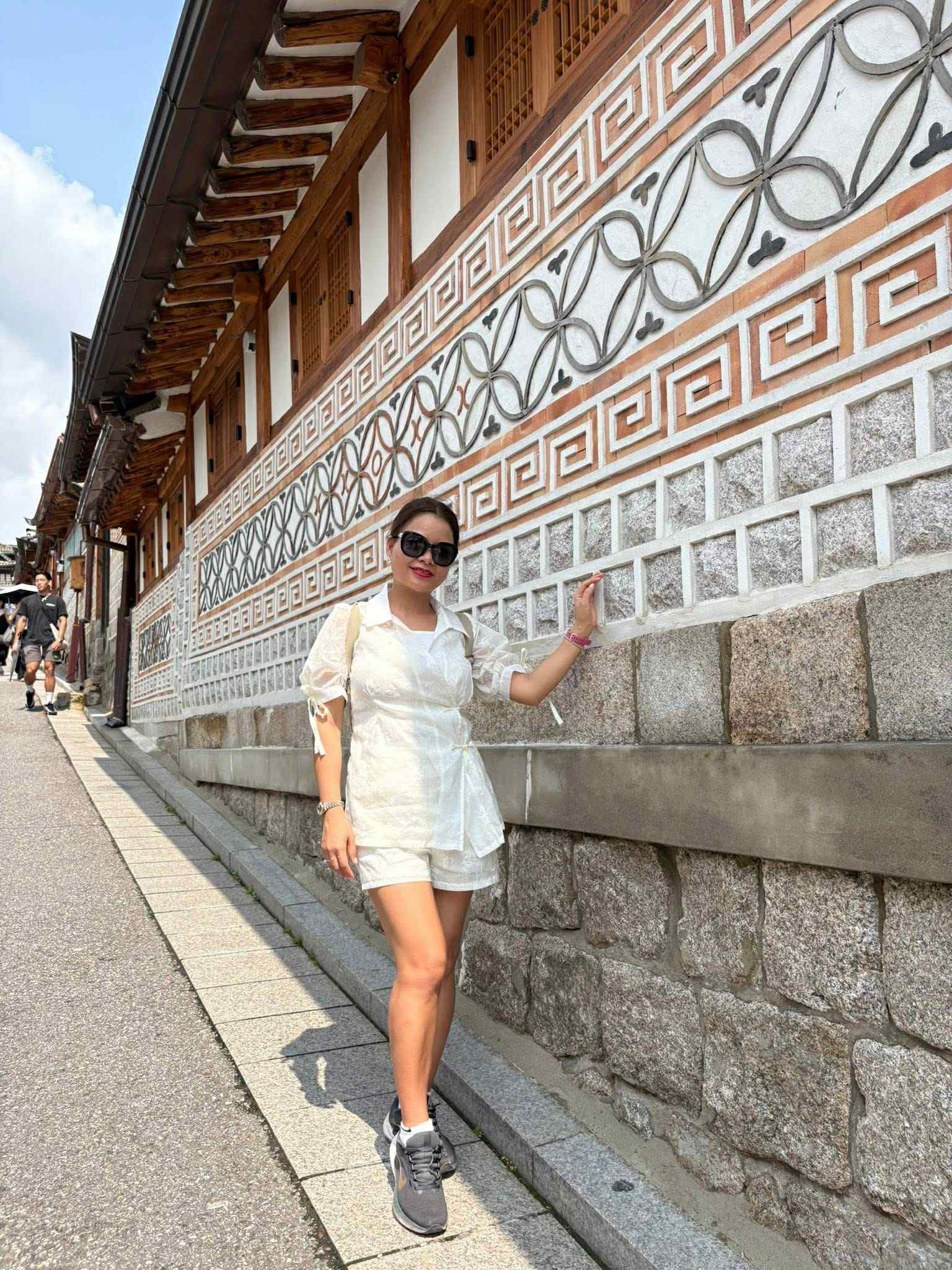 Nữ nhà văn đi hơn 100 nước trên thế giới, ra mắt Những dặm đường Tổ quốc để tôn vinh cảnh đẹp Việt Nam- Ảnh 2.