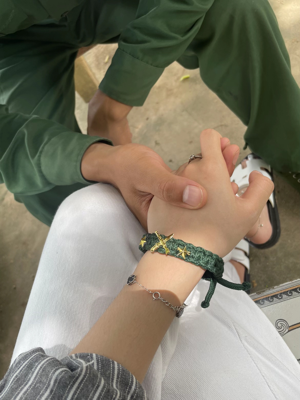 Vòng tay bộ đội - món quà thời bình thành trend hot nhất lúc này: Đã đẹp còn ý nghĩa, ai có là “thắng đời 1-0”- Ảnh 8.