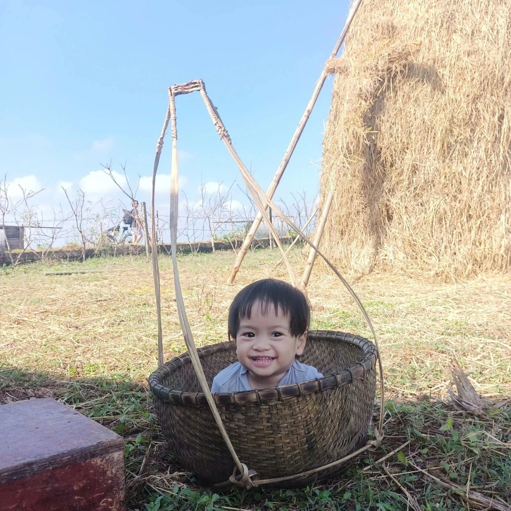 Em bé 2 tuổi ngồi khóc thét bên thi thể mẹ trong Mưa Đỏ- Ảnh 1. Em bé 2 tuổi ngồi khóc thét bên thi thể mẹ trong Mưa Đỏ- Ảnh 1.