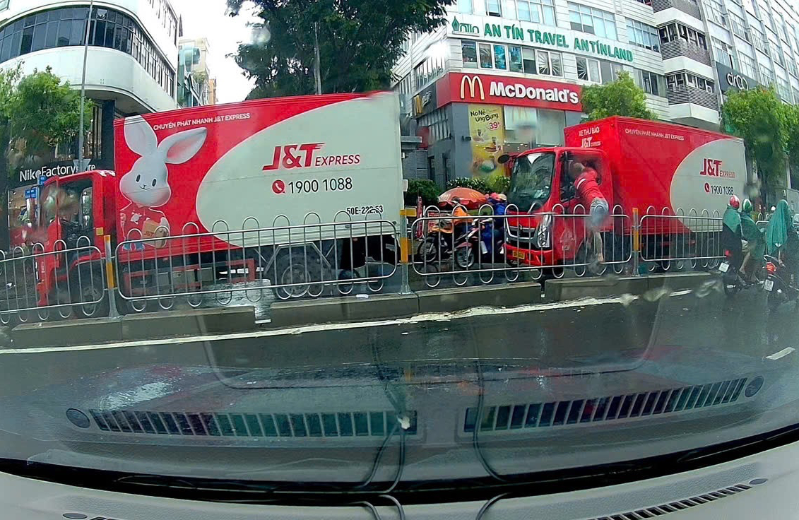 Công an TP HCM vào cuộc vụ tài xế J&T Express đánh đồng nghiệp ngay giữa đường- Ảnh 1.