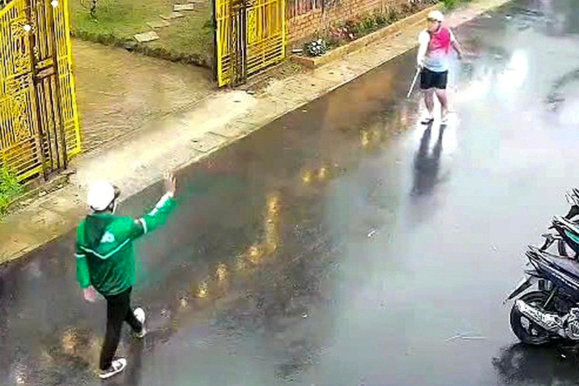 Danh tính nữ cán bộ phường chặn đường, đẩy ngã và tấn công người giữa ban ngày- Ảnh 2. Danh tính nữ cán bộ phường chặn đường, đẩy ngã và tấn công người giữa ban ngày- Ảnh 2.