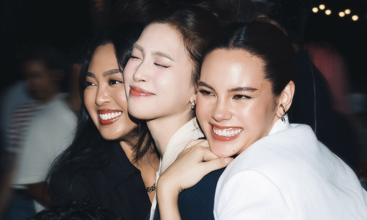 Tiểu Vy chung khung hình với Hoa hậu Hoàn vũ Catriona Gray- Ảnh 1.