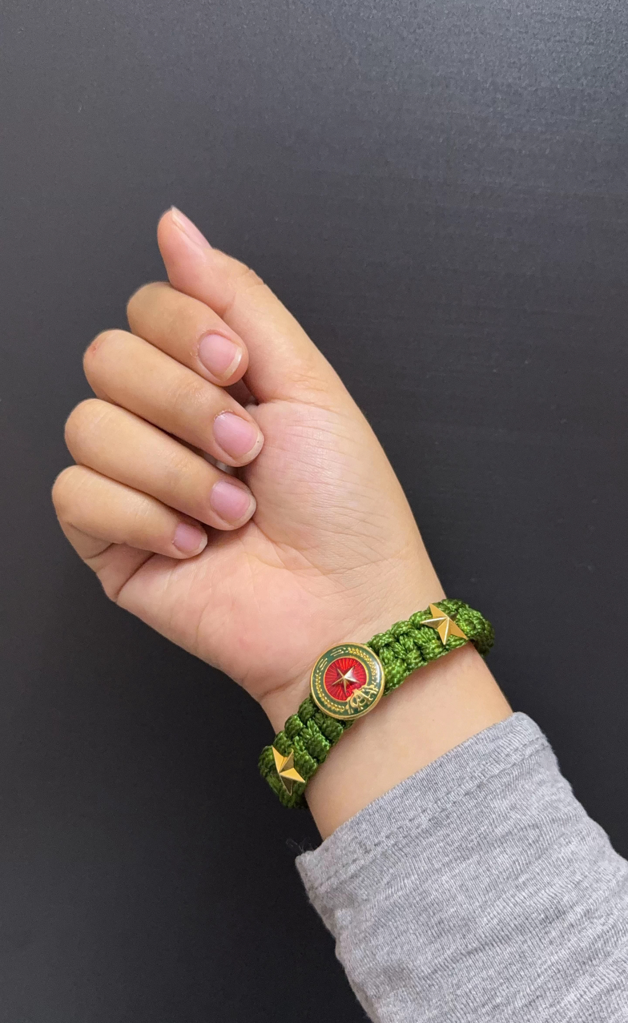 Vòng tay bộ đội - món quà thời bình thành trend hot nhất lúc này: Đã đẹp còn ý nghĩa, ai có là “thắng đời 1-0”- Ảnh 5.
