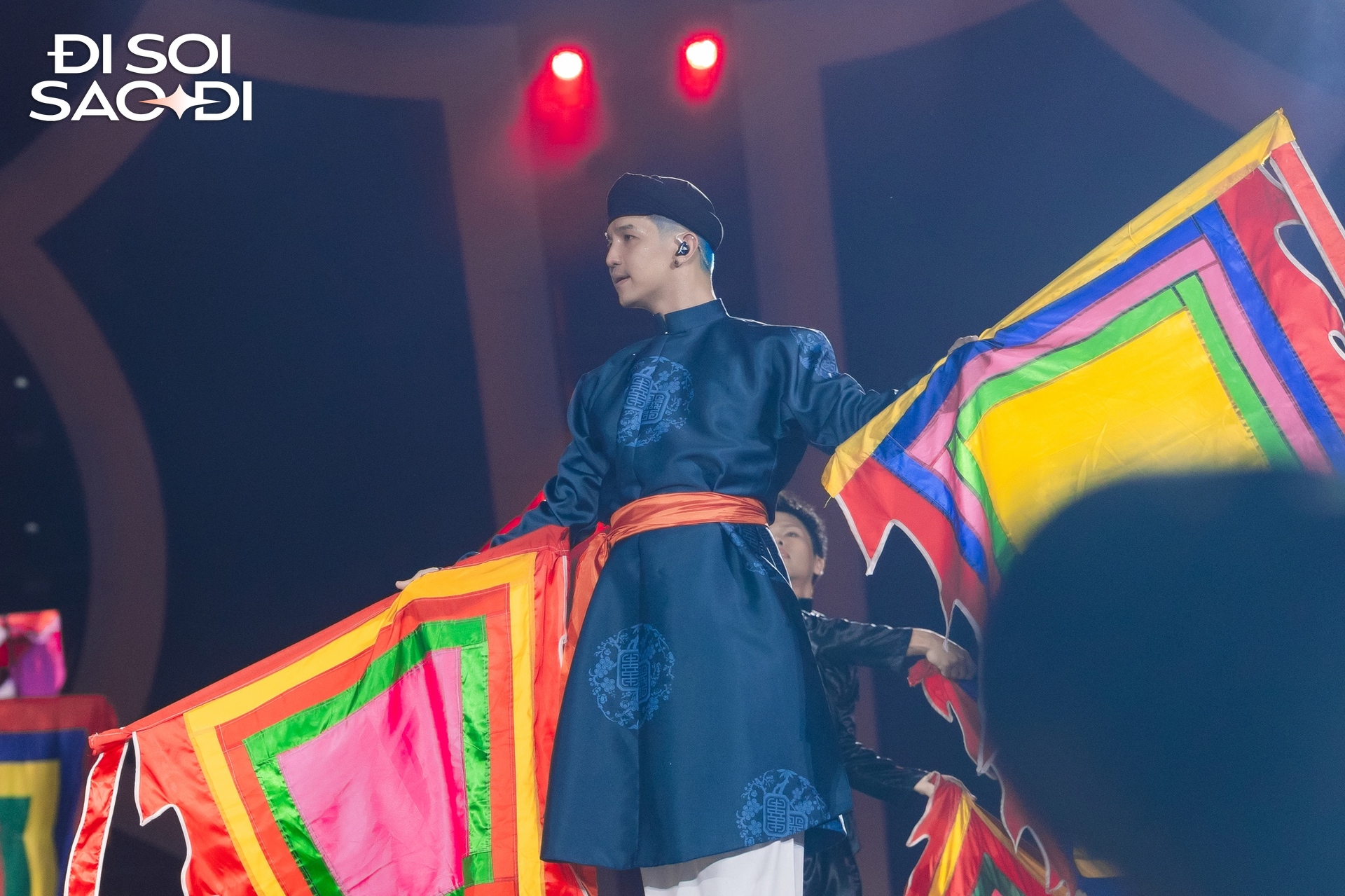 NSND Tự Long lẫn SOOBIN biểu diễn trong im lặng, concert Chông Gai D-7 liên tục gặp sự cố âm thanh khiến fan than trời- Ảnh 6.