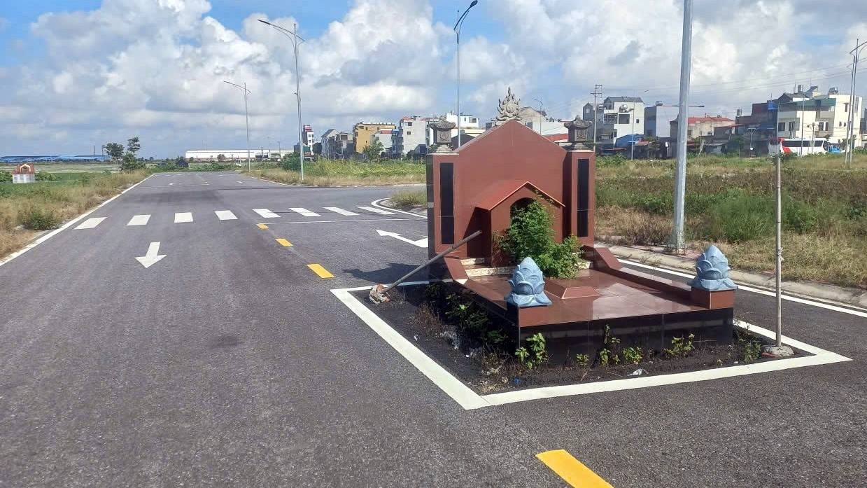 Ngôi mộ án ngữ ngay giữa đường: Lãnh đạo Hải Phòng chỉ đạo khẩn- Ảnh 1. Ngôi mộ án ngữ ngay giữa đường: Lãnh đạo Hải Phòng chỉ đạo khẩn- Ảnh 1.