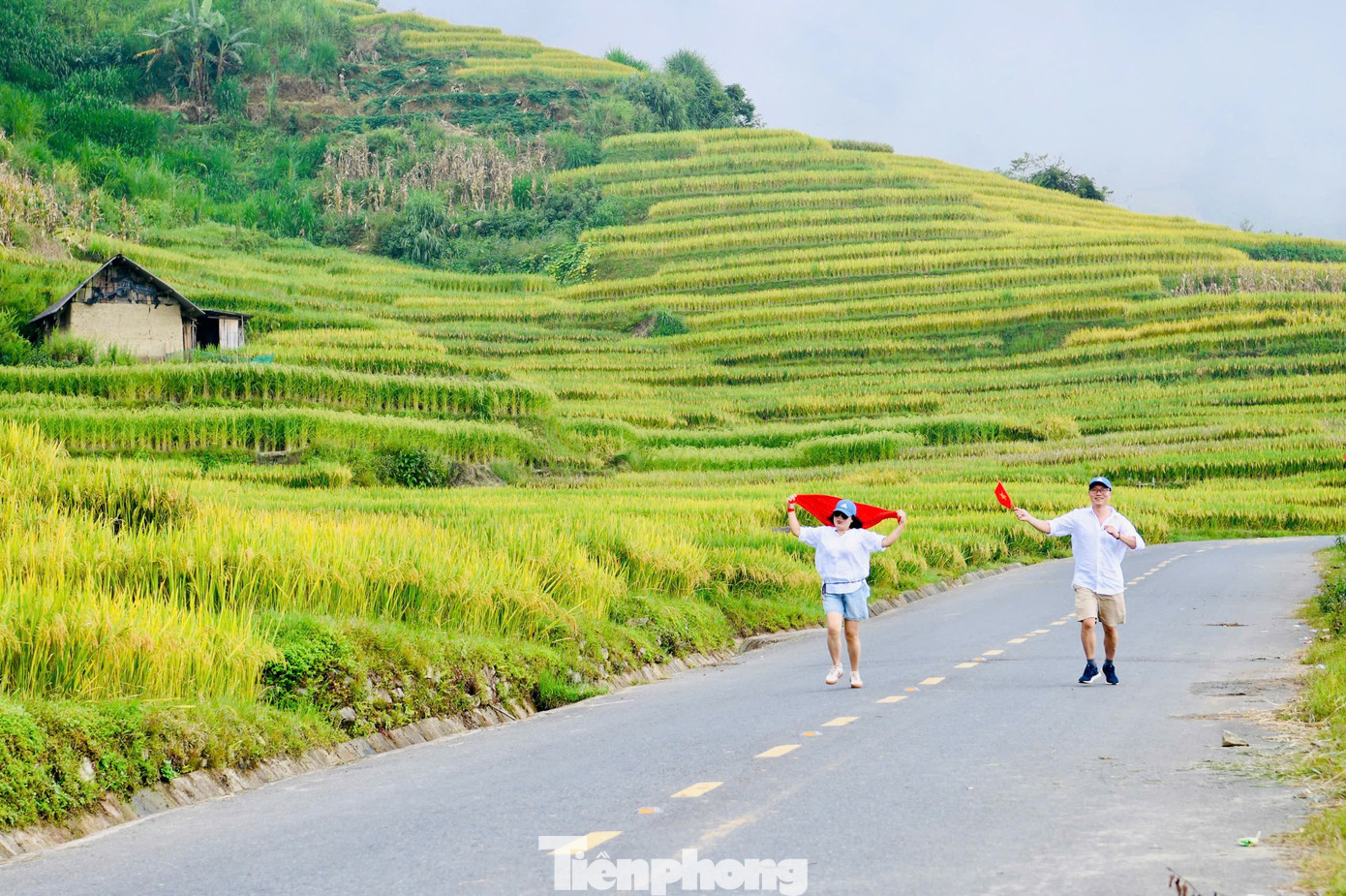 Du khách đổ về Y Tý, đắm chìm với ruộng bậc thang đẹp nhất Tây Bắc- Ảnh 14.