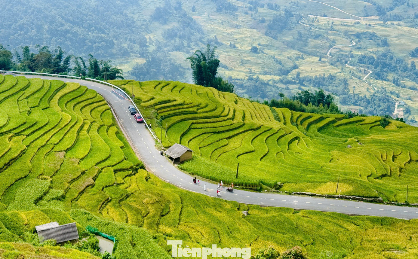Du khách đổ về Y Tý, đắm chìm với ruộng bậc thang đẹp nhất Tây Bắc- Ảnh 15.