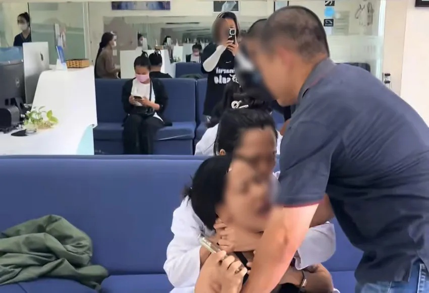 Chủ phòng khám nha khoa ở TP.HCM cầm gậy sắt đe doạ, hành hung, đập vỡ điện thoại của khách hàng: Nạn nhân tiết lộ nguồn cơn- Ảnh 2.